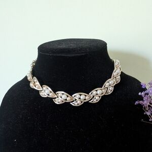 Elegant Pearl and Gold Women's Necklace